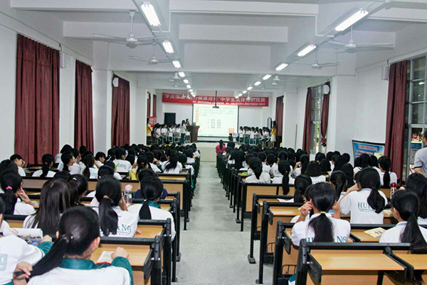 學(xué)法懂法，助力健康成長(zhǎng)”少女法律知識(shí)競(jìng)賽在平潭中學(xué)舉行
